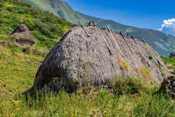 Cabaña de teito en la braña de La Pornacal